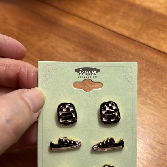 🆕 Black, white & gold earrings. Set/3. Trendy shoes, backpack & bucket hat. - Picture 2 of 7